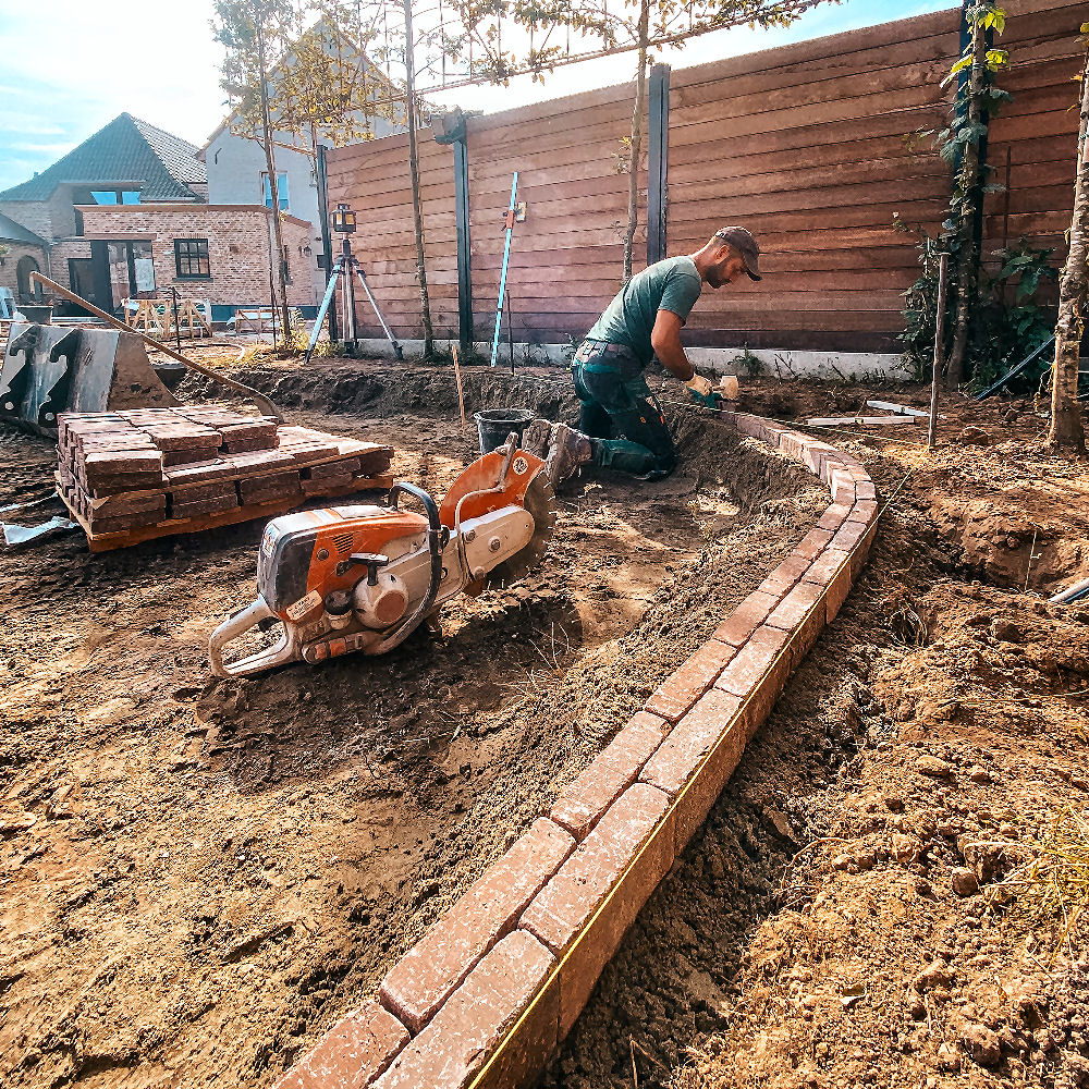Aanleg tuinpad in kleiklinkers