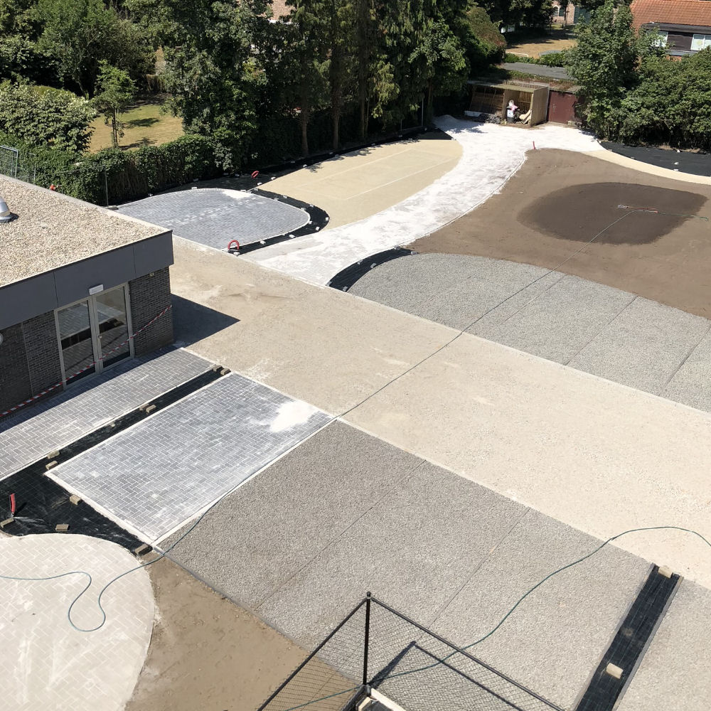 Betonklinkers en kiezel voor oprit