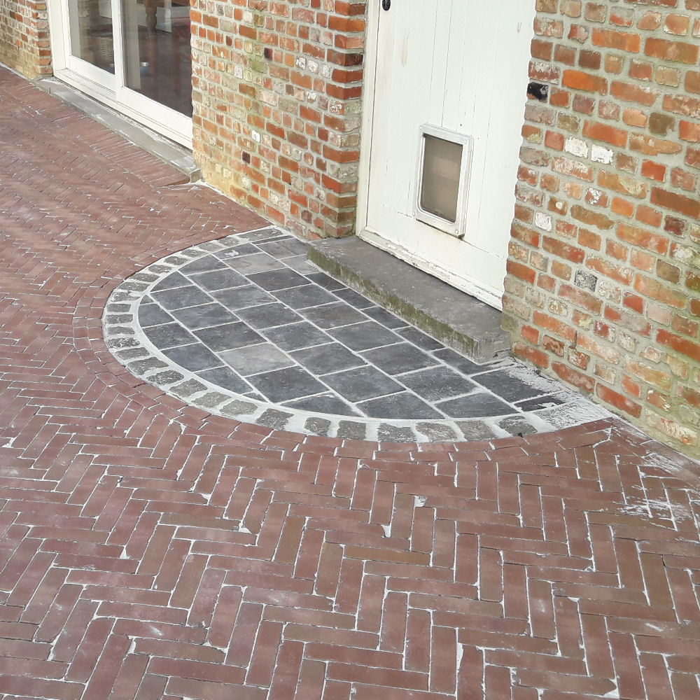 Tuinpad in kleiklinkers en kasseien