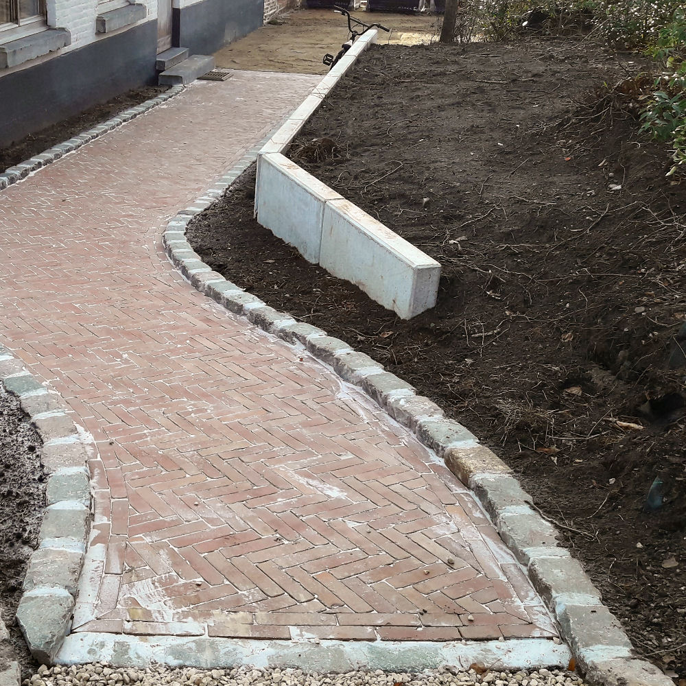 Tuinpad in kleiklinkers