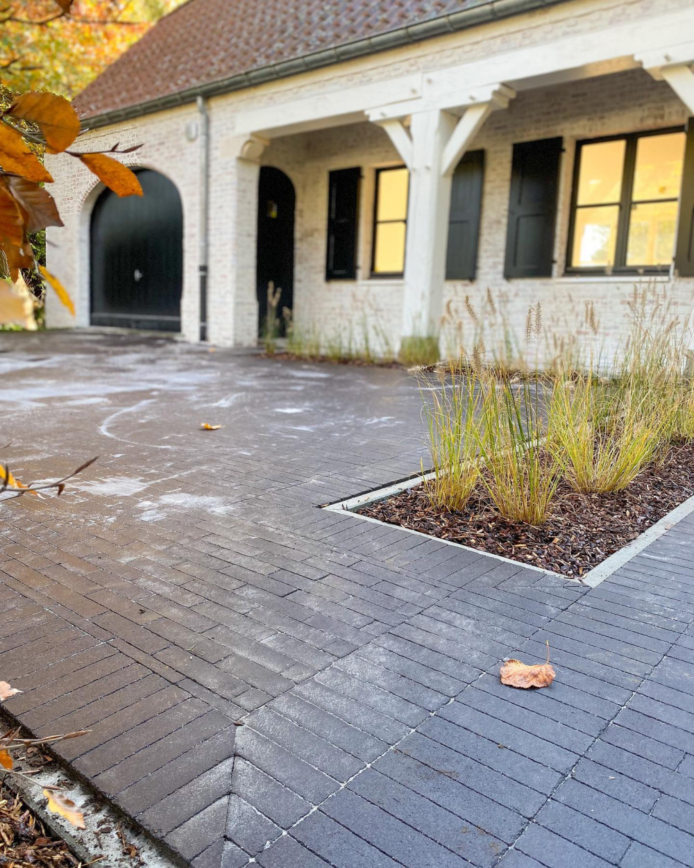 Overzicht tuin en oprit Lichtaart